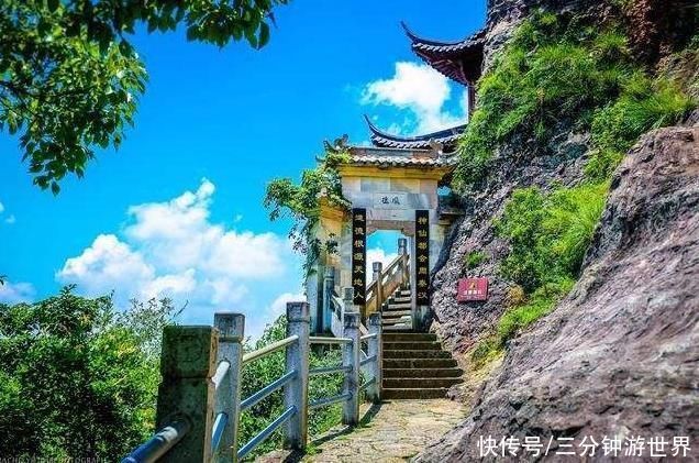 浙江有座寺庙，位于悬崖边上，惊险无比，深受游客喜爱