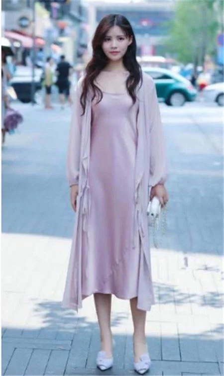 街拍:气质美女穿白色衬衫裙,秀出纤腰和长腿,温文尔雅