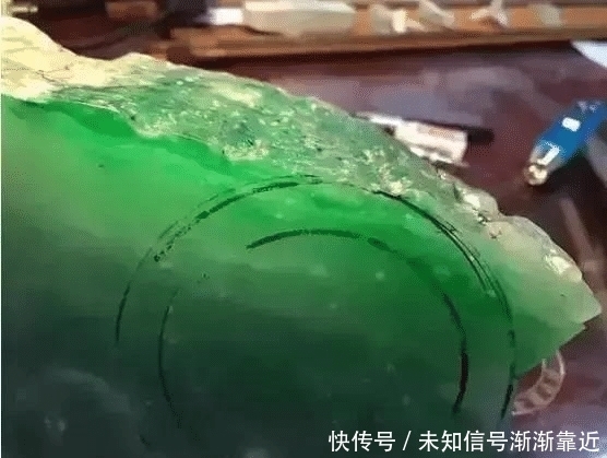 确认过眼神!今年最完美的赌石,1吨重玻璃种帝王绿估价5亿