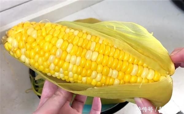 煮玉米不要清水下锅,多加2样东西,玉米更加香甜软糯,快学学
