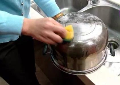 锅用久了,底部“黑垢”厚又硬教你1个“笨办法”,干净不费劲