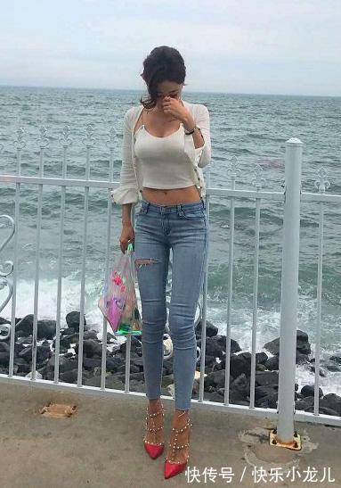 潮流范 牛仔裤穿出十足女人味,减龄又修饰腿型,更是尽显与众不同