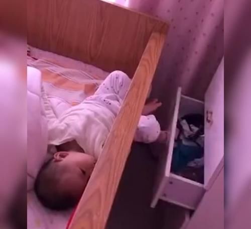 感情|萌娃躺在床上用小腿推拉抽屉火了,网友原来是个没感情的拉风箱