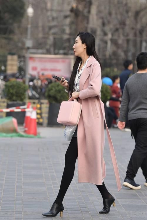 大衣 黑色打底裤搭配高腰皮裙，粉色大衣搭配出风度，高跟鞋走出气质