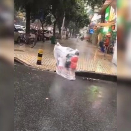 躲雨|“超机灵小朋友”想出的躲雨技能走火,网友:这办法真是没话说