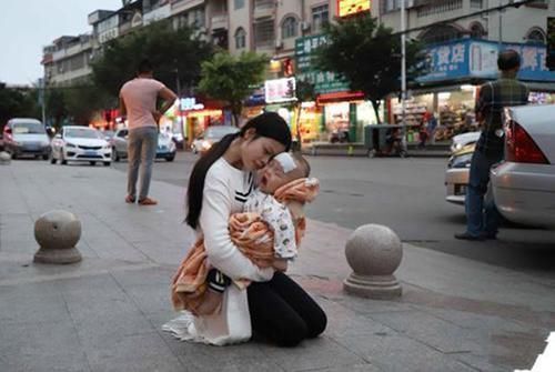 脊柱|怀里的宝宝不老实?专家有话说:正确的抱娃姿势要“他好我也好”