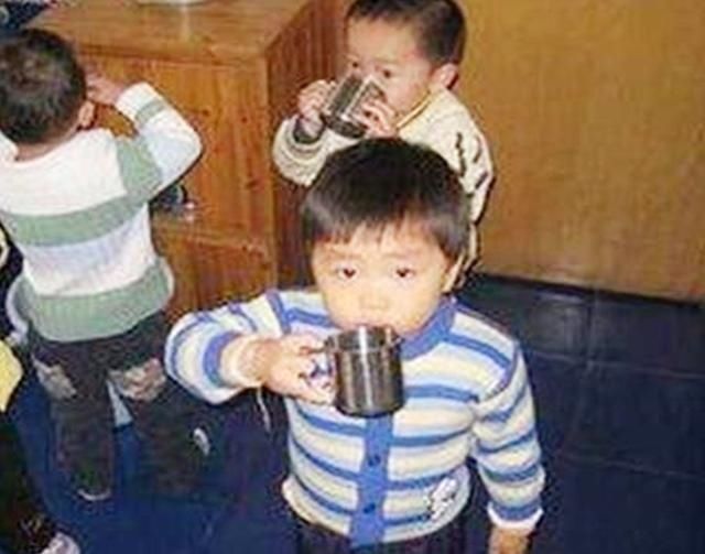 药水|幼儿园给娃喂“红色水”,妈妈去校质问,知晓“内幕”后羞愧不已