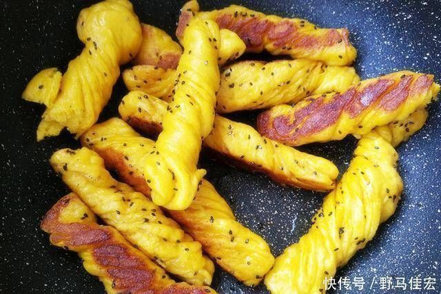 面粉不再用作面包,我来教你怎么做,不用加水就可以很容易地把面团揉成团,