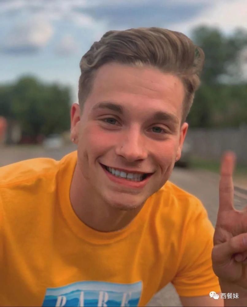 同性恋男生因涂指甲油被休学 引网友不满!25万在线请愿!