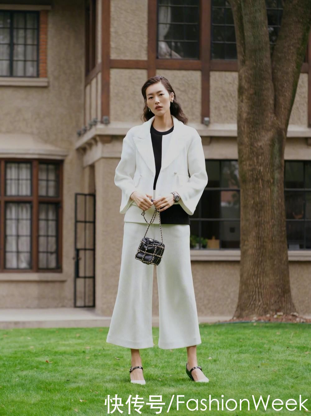 刘雯新年拍杂志双封面，经典红黑配色造型，飒爽与性感争相迸发