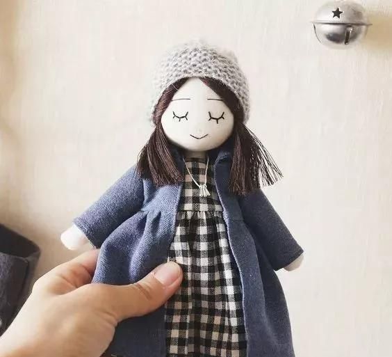 自制玩具熟练的妈妈用碎布给女儿做豪华的换装娃娃