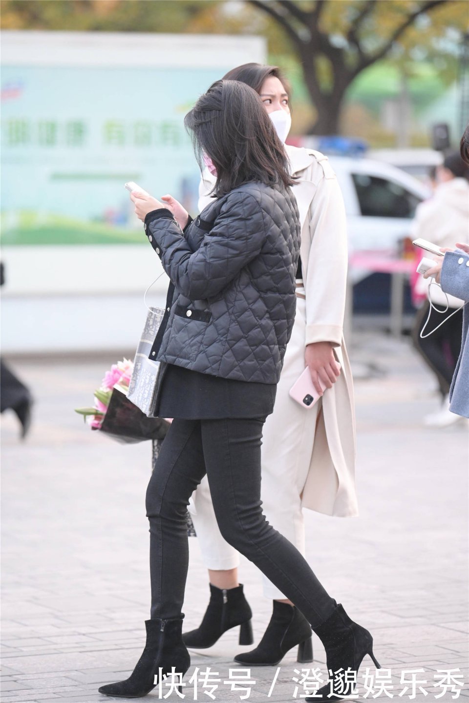 街拍浅蓝色的紧身牛仔裤,因为修身的服装,还衬托出曲线美