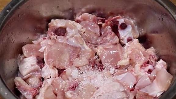 鸡肉更干净|清洗鸡肉时，千万别直接用水洗，多加一步，鸡肉无腥味更好吃
