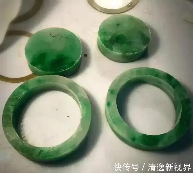色带|色带萦绕的木那翡翠原石竟取出两条满色冰阳绿手镯,涨疯了!