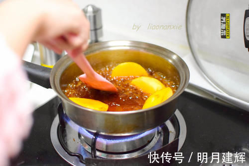 上小学的女儿用苹果给妈妈做了一盘甜点，真是甜到心坎里了