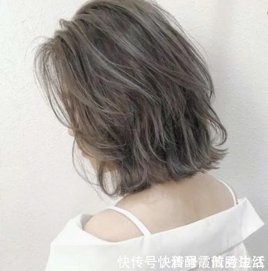 蓬松感 发型 “尴尬期”这么过,蓬松感是关键,4款发型让你安全度过