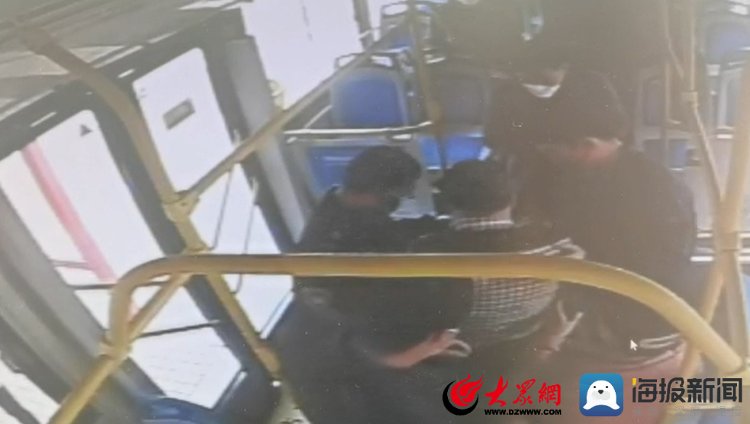 乘客突然晕倒，潍坊公交人及时救助