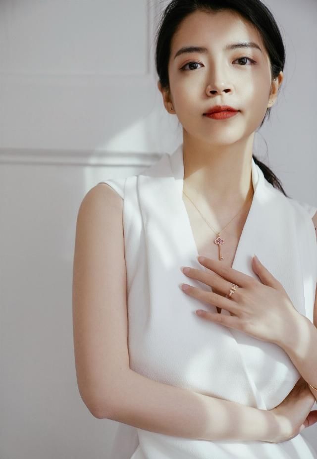 三木教你穿搭，白色T恤搭麻棉阔腿裤，40岁女人告别“大妈装”