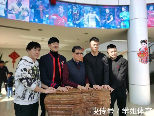 徐根宝|上港弟子看望徐根宝!国足失利很痛心,寄语弟子将赚来的钱搞青训