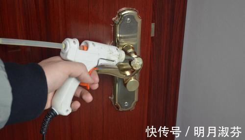 门把上涂点热熔胶, 这个用途太实用了, 要是早点知道就好了