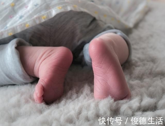 发烧|宝宝高烧39度8,宝妈用酒精降温?医生:烧再高也别用酒精