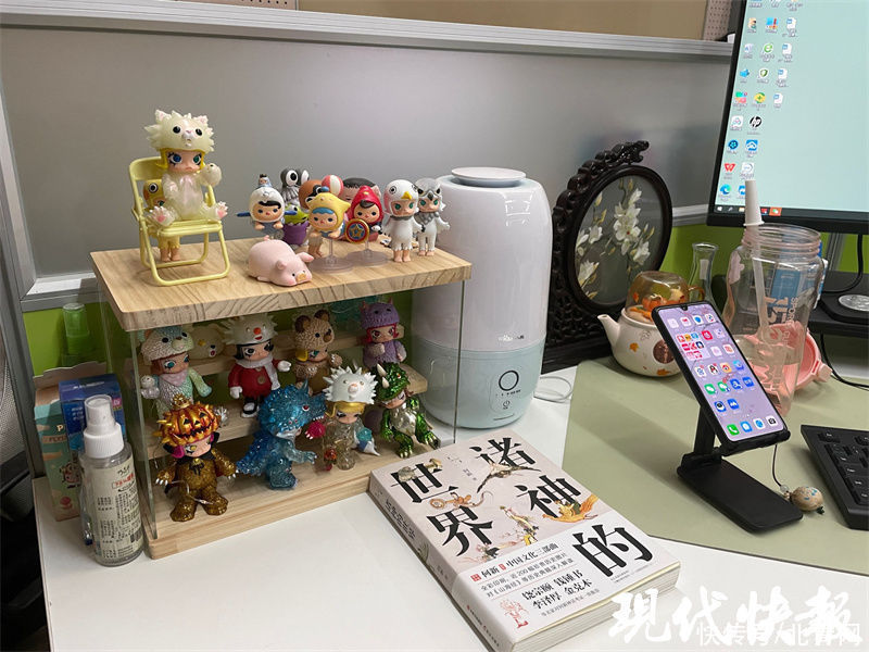 办公室|“工位装饰”成职场人新时尚，将生活的热情放进2平米工位中