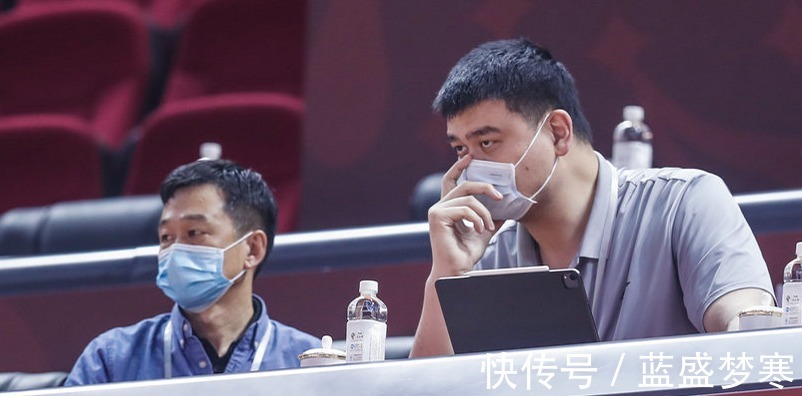 犯规|垫脚惯犯逃过一劫!广东最脏一球被争议盖过,怒拽郭艾伦比胡威狠!