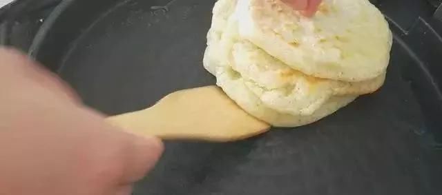 筷子|早餐饼的新吃法，不揉面不擀面，筷子一搅，比包子油条好吃，真香
