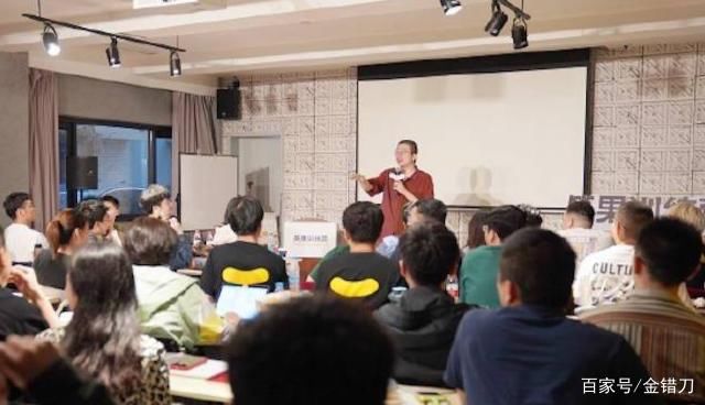 吐槽大会|拉低38万人笑点，被骂惨的《脱口秀大会》，凭什么越老越火?