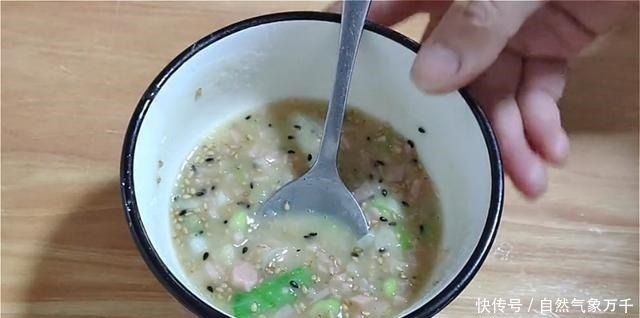 面团|玉米面饼这样做，加多一种材料，口感丰富，吃着蓬松柔软，真香