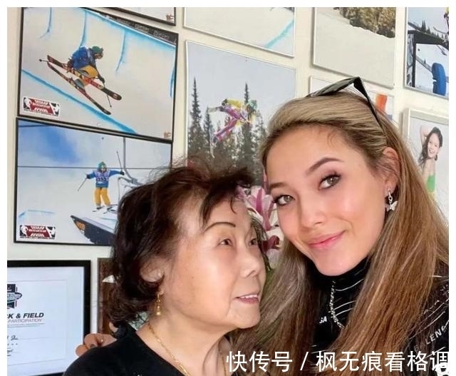 祖孙|谷爱凌为奶奶戴奥运金牌,自己晒银牌,祖孙戴墨镜对视,酷劲十足