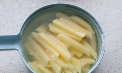 不油炸，热的时候红薯片是软的，简单几步，又酥又脆