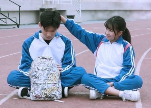 妈妈|初中女孩早恋,妈妈拉着孩子去买了件衣服,孩子乖乖分手