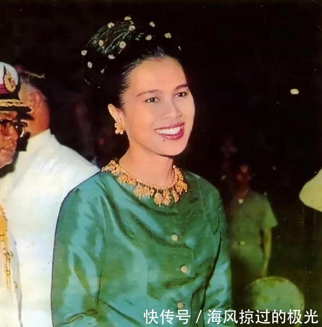 苏提达 怪不得苏提达只模仿没戴过诗丽吉的“满天星”,原来是朱拉蓬喜欢