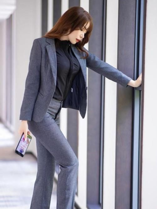 美女穿搭:黑色正装很有气质搭,尽显精致干练,身姿摇曳