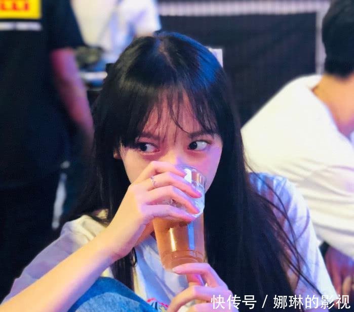 瞬间|程潇为“漫画脸”很拼了,竟将发尾挑染成白色,瞬间成为漫画女主