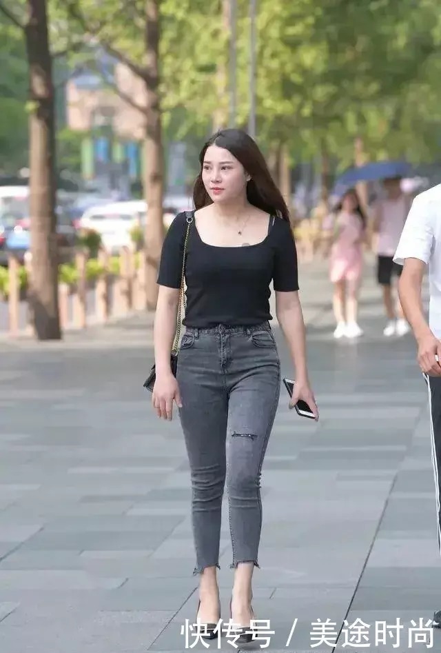 简约|微胖牛仔裤女人,穿出了玲珑有致的好身材