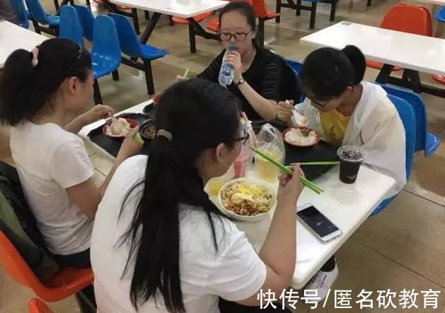 手抖|大学食堂为什么倒掉饭菜，也不愿给学生多盛点?食堂阿姨说出原因