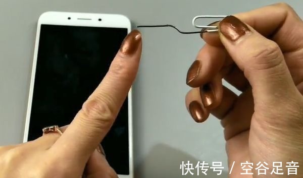 把回形针插在手机上,看到的都说聪明,解决了很多人都困扰的难题