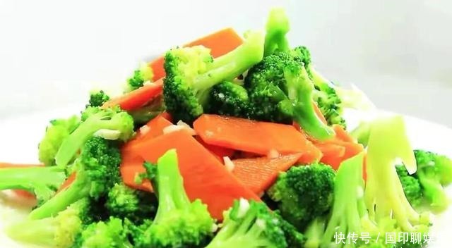 西蓝花别只会下锅焯水,学会1招,颜色翠绿味道美