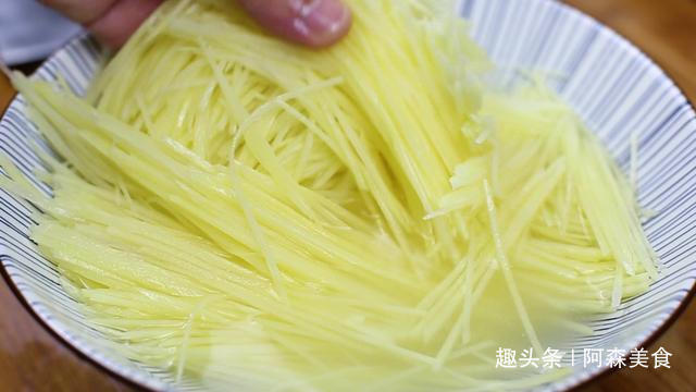 饭店的凉拌土豆丝为啥那么好吃技巧全在这，爽脆入味，一学就会