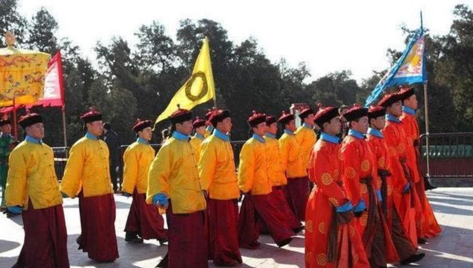 黄马褂|包龙星为何因为黄马褂不敢打常威?包龙星怕的不是这件衣服,而是背后的人