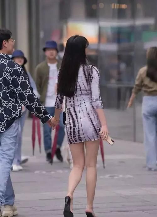 穿搭|女孩个性包臀裙演绎的粉墨山水，设计感满满，时尚显气质！