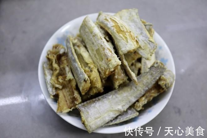 喉咙|鱼刺卡在喉咙里，喝醋不管用，教你1招，鱼刺自己顺下去，快学会