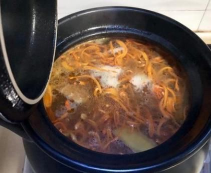 鸡肉|天冷多吃这肉，比猪肉便宜，比羊肉温和，简单炖一炖，美味又滋补