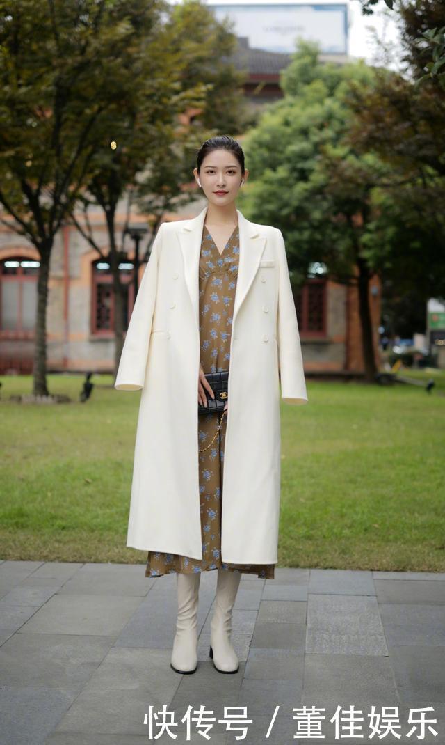 女人再懒,穿大衣也别配直筒裤,学下面潮人这样来穿,时髦又显瘦