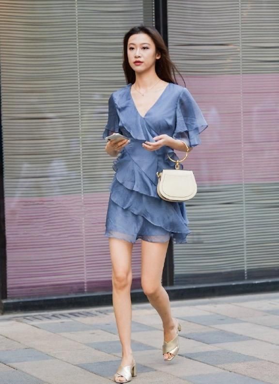 美女|美女是不是都想好了,这荷叶裙再胖20斤也能穿