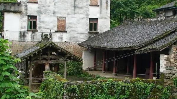 东方古村，依山傍水之地，静美翁叶人家