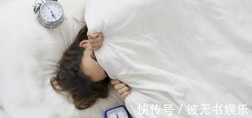 夜市|女摊主营业时胸口挂“布袋”，顾客走近一看后大喊：老板再来一份