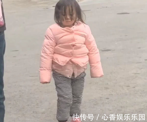 带娃|“邋遢奶爸”带娃出门火了,不知所措的萌娃在风中凌乱了发丝